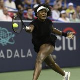 Venus Williams a signé un petit exploit en remportant un match sur le circuit WTA à l'âge de 45 ans, presque deux ans après sa dernière victoire. KEYSTONE/AP/Nick Wass